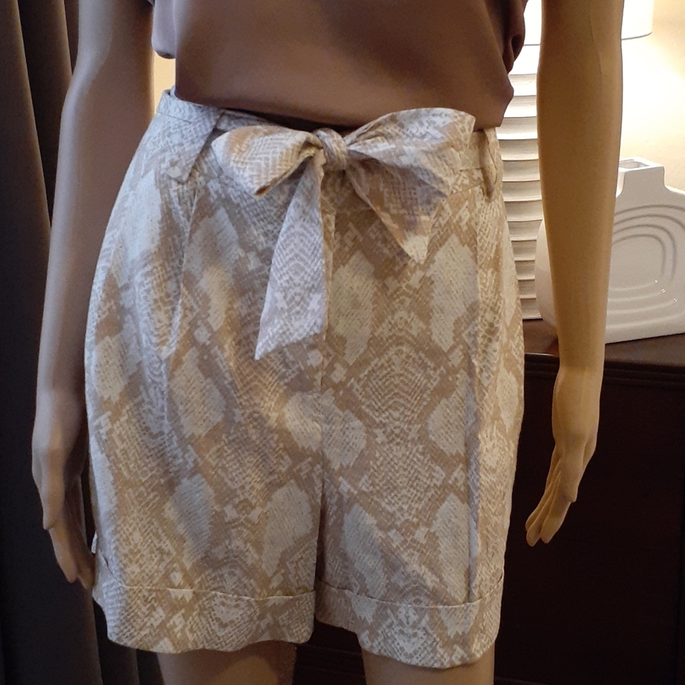 Elegant Ivory and bronze shorts